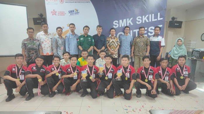 Pose bersama para pemenang SMK Skill Contest 2023 yang diselenggarakan PT. Surya Timur Sakti Jatim atau Yamaha STSJ selaku main dealer motor Yamaha area Jawa Timur, Kalselteng, Kaltim, dan Nusa Tenggara.