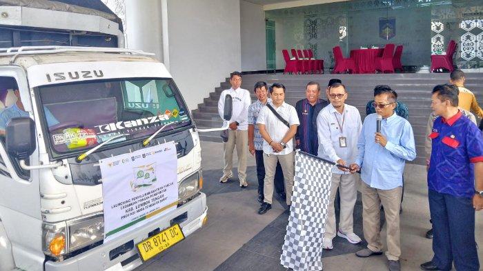 Bupati Lombok Tengah Lalu Pathul Bahri saat menyerahkan bantuan beras secara simbolis bagi warga kurang mampu di kantor bupati, Selasa (30/1/2024).