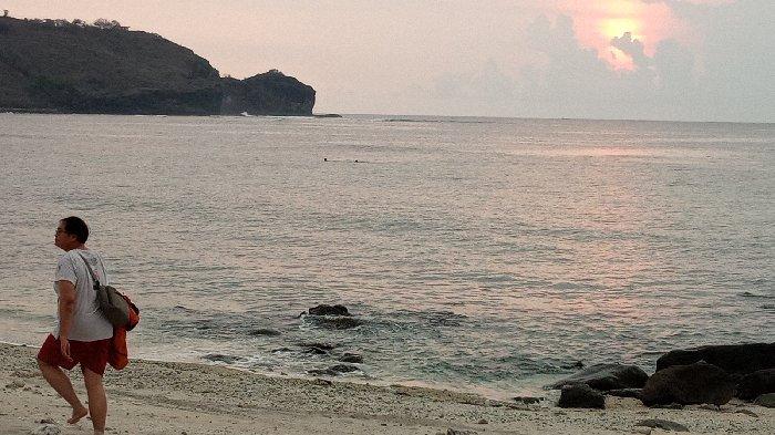 Penampakan keindahan sunset di Pantai Balas Sumaba Barat. 