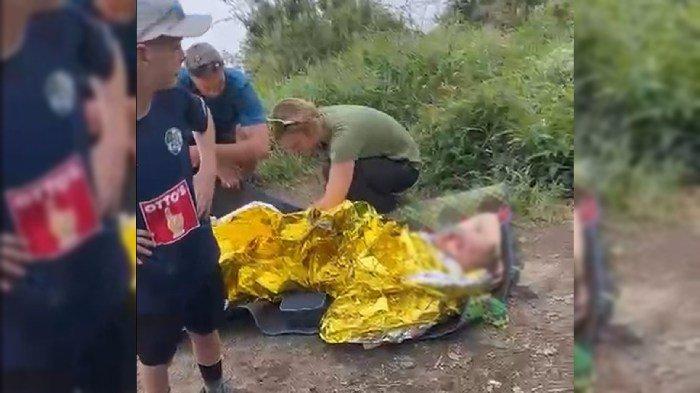 PENYELAMATAN - Tangkapan layar saat pendaki asal Swiss berinisial BE (46), mendapat penanganan pertama setelah terjatuh di jalur pendakian Gunung Rinjani, pada Rabu (16/7/2025).