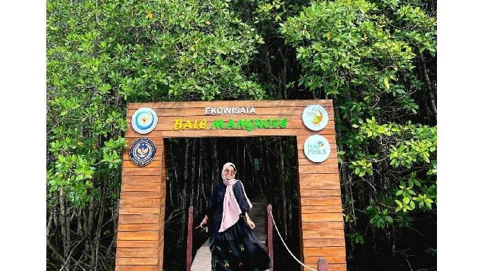 WISATA MANGROVE - Salah seorang wisatawan asal Kota Mataram menikmati suasana destinasi Ekowisata Bale Mangrove Jerowaru, Selasa (28/1/2025). 