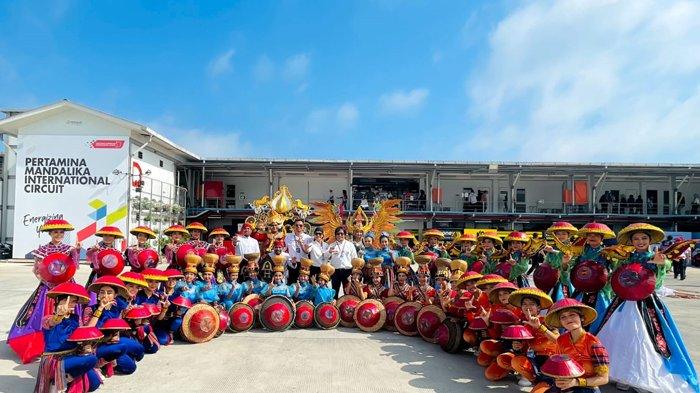 Pertunjukan kolosal Penjage Bale yang ditampilkan di final race MotoGP di Sirkuit Mandalika, Minggu (15/10/2023).
