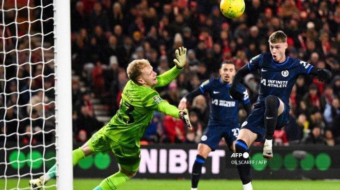 CHELSEA MENANG TELAK - Penjaga gawang Middlesbrough Tom Glover (kiri) menghentikan bola yang ditembakkan oleh gelandang Chelsea Cole Palmer (kanan) pada pertandingan leg pertama semifinal Piala Liga Inggris antara Middlesbrough dan Chelsea di Stadion Riverside di Middlesbrough, timur laut Inggris pada 9 Januari 2024. Prediksi skor Chelsea vs Southampton dalam pekan ke-26 Liga Inggris 2024/2025 di Stamford Bridge, Rabu (26/2) dini hari WIB. (Foto Arsip, Januari 2024) (Oli SCARFF / AFP)