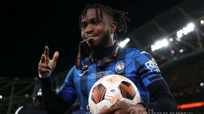 ATALANTA MENANG TIPIS - (ARSIP 2024) Penyerang Atalanta asal Nigeria #11 Ademola Lookman merayakan setelah memenangkan pertandingan sepak bola final Liga Eropa UEFA antara Atalanta dan Bayer Leverkusen di stadion Dublin Arena, di Dublin, pada 22 Mei 2024. (Photo by Adrian DENNIS / AFP)