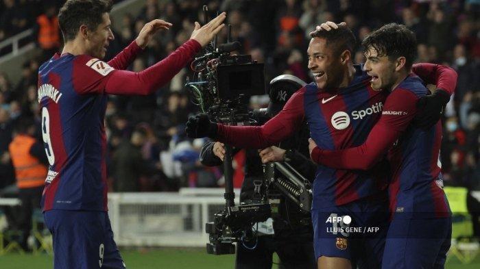 Penyerang Barcelona asal Brasil #19 Vitor Roque (tengah) merayakan gol pembuka, bersama gelandang Barcelona, Pedri (kanan) dan penyerang Barcelona asal Polandia, Robert Lewandowski, pada pertandingan sepak bola liga Spanyol antara FC Barcelona vs CA Osasuna di Estadi Perusahaan Olimpic Lluis di Barcelona pada 1 Februari 2024.