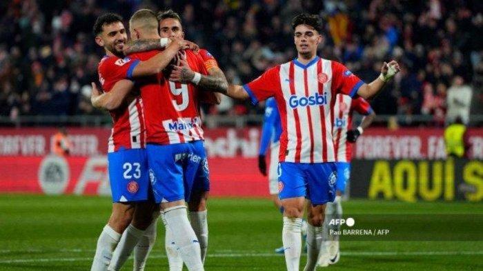 GIRONA BERPOTENSI IMBANG - Penyerang Girona asal Ukraina #09 Artem Dovbyk merayakan bersama rekan satu timnya setelah mencetak gol dalam pertandingan sepak bola liga Spanyol antara Girona FC dan Deportivo Alaves di stadion Montilivi di Girona pada 18 Desember 2023.