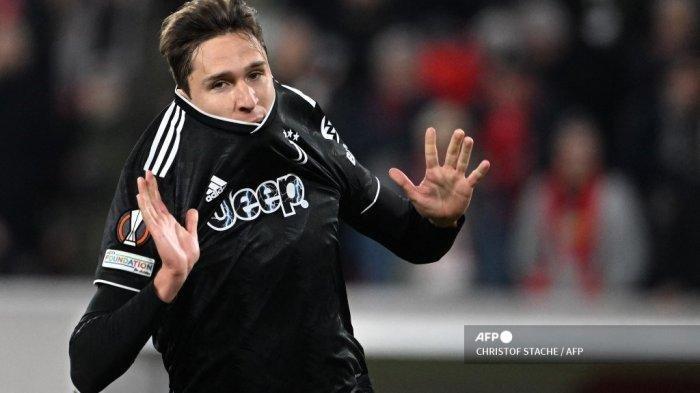 Penyerang Juventus, Federico Chiesa merayakan gol kedua timnya saat pertandingan sepak bola Babak 16 Besar Grup Liga Eropa UEFA antara SC Freiburg dan Juventus Turin di Freiburg, pada 16 Maret 2023. Federico Chiesa menjadi incaran Liverpool untuk memperkuat penyerangan mereka musim depan.