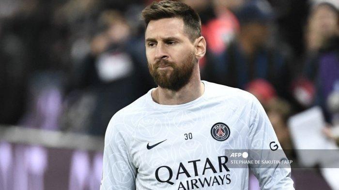 Penyerang Paris Saint-Germain Lionel Messi melakukan pemanasan sebelum pertandingan sepak bola L1 Prancis antara Paris Saint-Germain (PSG) dan Olympique Lyonnais (OL) di Stadion Parc des Princes di Paris pada 2 April 2023. Lionel Messi dikabarkan akan meninggalkan Paris Saint Germain, Rabu (3/5/2023) malam hari WIB. Perjalanan ke Arab La Pulga berbuntut panjang.