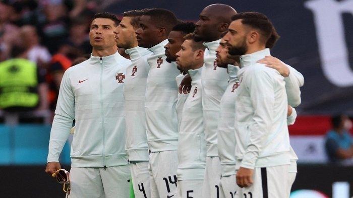 Penyerang Portugal Cristiano Ronaldo (kiri) menyanyikan lagu kebangsaan Portugal bersama rekan satu timnya sebelum pertandingan sepak bola Grup F UEFA EURO 2020 antara Hongaria dan Portugal di Puskas Arena di Budapest pada 15 Juni 2021. Cristiano Ronaldo berdiri menyamping saat menyanyikan lagu kebangsaan Portugal, ini alasannya.