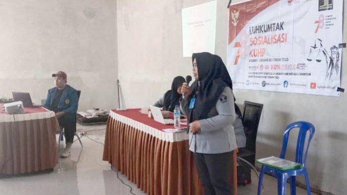 Tim Kantor Wilayah Kementerian Hukum dan HAM Nusa Tenggara Barat menyelengarakan Penyuluhan Hukum Serentak di Desa Sukarara, Kabupaten Lombok Tengah, Rabu  2 Agustus 2023.