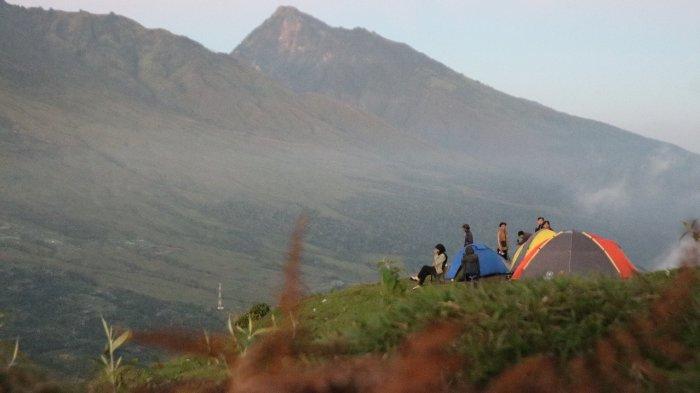 Penampakan Keindahan Bukit Pergasingan di pagi Hari dan Malam Hari pada Sabtu (13/4/2024