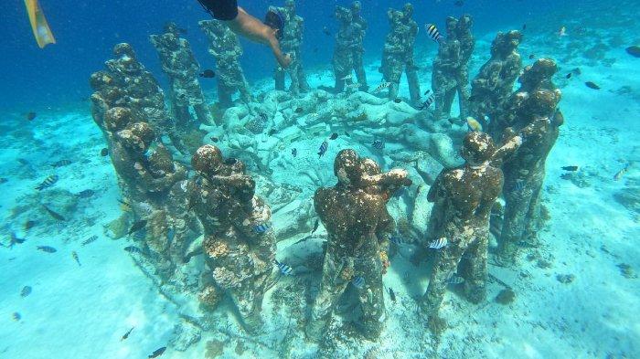 Pesona Romantic Patung Gili Meno, Lombok Utara yang berada di dasar laut.
