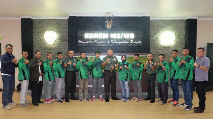 Danrem 162 Wira Bhakti Brigjen TNI Agus Bhakti  pose bersama para atlet tinju NTB yang lolos  PON 2024, Selasa (31/10/2023).