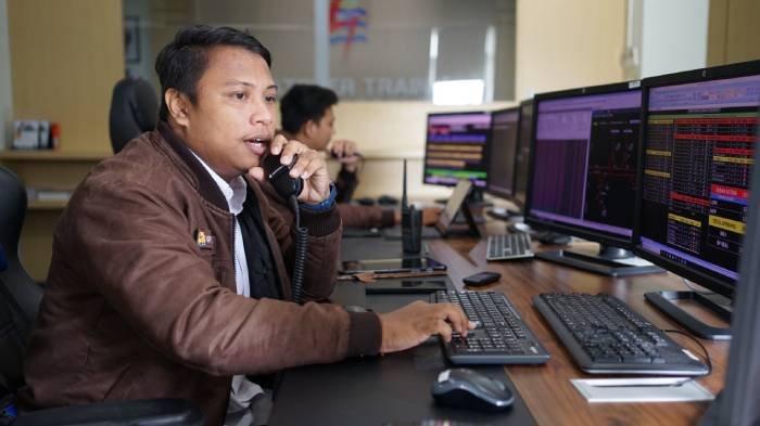 SIAGA - Salah seorang petugas di ruang kontrol PLN UIW NTB siaga memantau kondisi kelistrikan di seluruh wilayah NTB. PLN UIW NTB menjamin pasokan listrik aman selama Ramadan dan Idulfitri. Ribuan personel disiagakan untuk mengantisipasi bila ada gangguan.