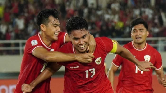 Selebrasi pesepak bola Timnas Indonesia, Muhammad Ferrari (tengah) setelah mencetak gol saat melawan Laos pada ajang Piala AFF 2024 di Stadion Manahan, Solo, Kamis (12/12/2024) malam.