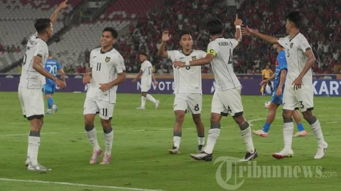 LAGA PENENTUAN - Selebrasi pesepak bola Timnas U-23 Indonesia usai gol bunuh diri pemain Filipina pada laga babak penyisihan Grup A Piala AFF U-23 di Stadion Utama Gelora Bung Karno (SUGBK), Senayan, Jakarta Pusat, Jumat (18/7/2025).