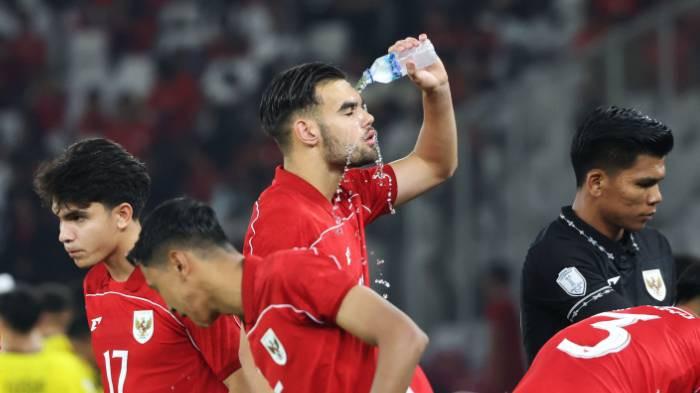 Pesepak bola Timnas U-23 Indonesia Jens Raven membasahi wajahnya sebelum melawan Timnas Malaysia pada pertandingan penyisihan Grup A Piala AFF U-23 di Stadion Utama Gelora Bung Karno (SUGBK), Jakarta, Selasa (15/7/2025).