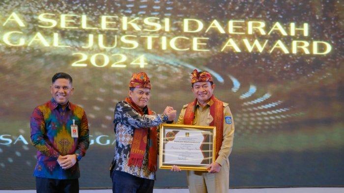 Pj. Gubernur NTB Hassanudin mewakili Pemerintah Provinsi NTB menerima penghargaan Panitia Seleksi Daerah Paralegal Justice Award 2024, Selasa (27/08/2024).