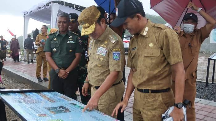 Pj Gubernur NTB Hassanudin saat meresmikan taman edukasi Landfill Hill TPA Kebon Kongok, Senin (16/12/2024).