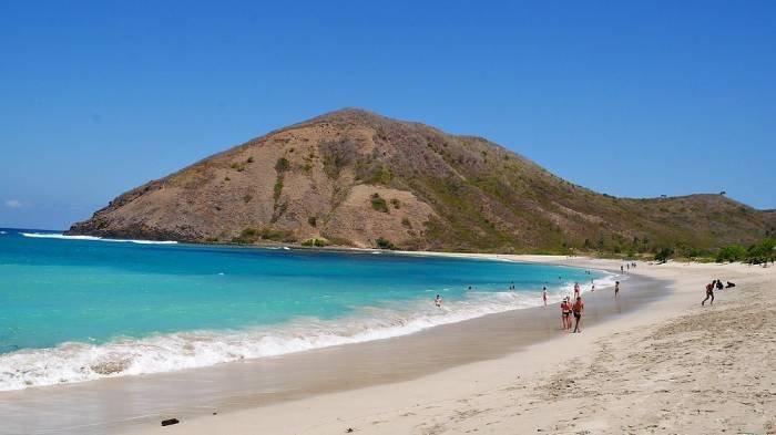 WISATA LOMBOK - Potret keindahan Pantai Mawun yang terletak di Desa Tumpak, Kecamatan Pujut, Lombok Tengah. 