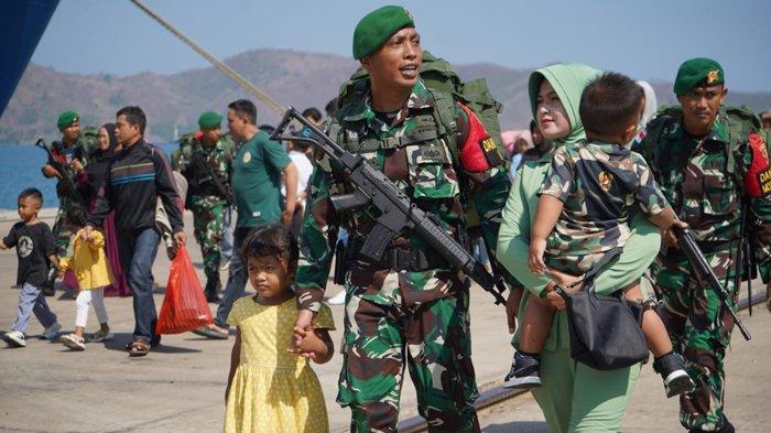 Prajurit TNI bersama istri dan anaknya di Pelabuhan Gili Mas, Lembar, Lombok Barat, Jumat (29/9/2023).  Sebanyak 350 prajurit dari dari Yonif 742 Satya Wira Yudha berangkat ke perbatasan Republik Indonesia dan Timor Leste.