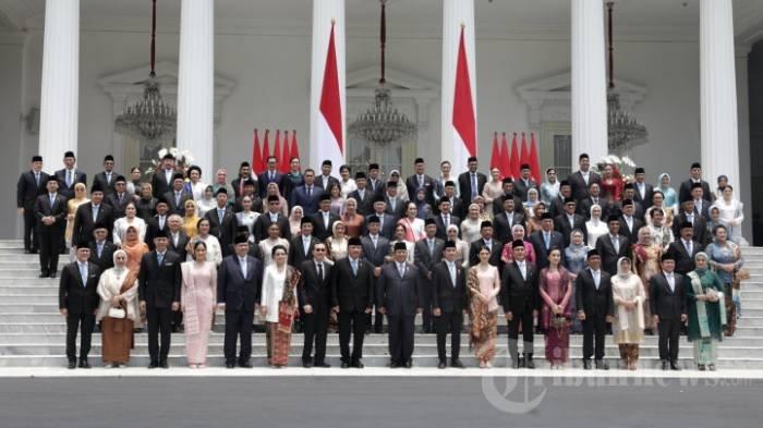Presiden Prabowo Subianto didampingi Wakil Presiden Gibran Rakabuming Raka berfoto bersama Menteri Kabinet Merah Putih usai pelantikan di Istana Merdeka, Jakarta, Senin (21/10/2024).
