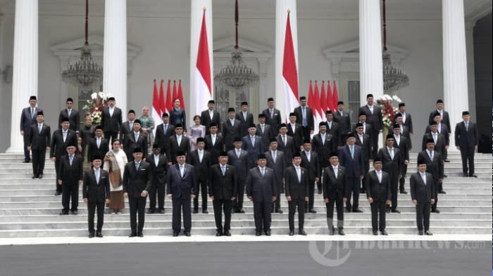 Presiden Prabowo Subianto didampingi Wakil Presiden Gibran Rakabuming Raka berfoto bersama Menteri Kabinet Merah Putih usai pelantikan di Istana Merdeka, Jakarta, Senin (21/10/2024). Presiden Prabowo Subianto resmi melantik ke-53 dan kepala badan negara setingkat menteri dalam Kabinet Merah Putih periode 2024-2029.