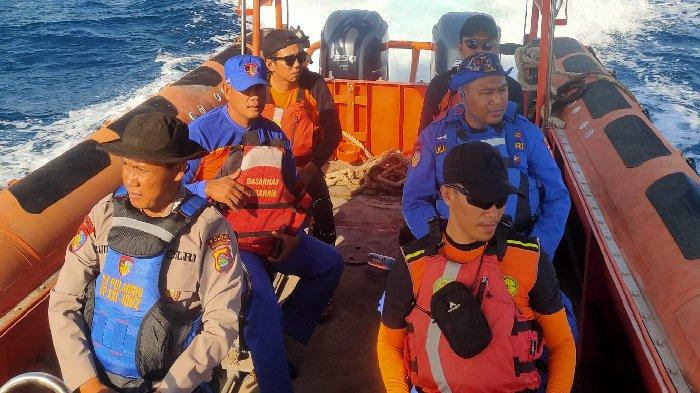 Proes evakuasi Kapal Rizal Indah 2 yang tenggelam di prairan timur laut Pulau Lombok, Nusa Tenggara Barat (NTB) Rabu (16/10/2024) malam.