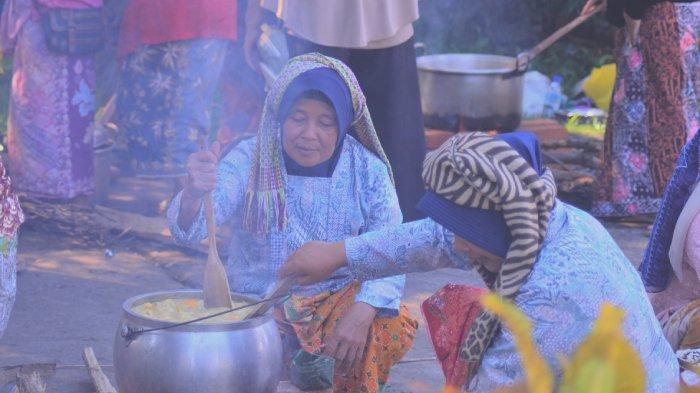Proses pembuatan bubur asyura oleh masyarakat Desa Rempung, Jumat (2/8/2024)