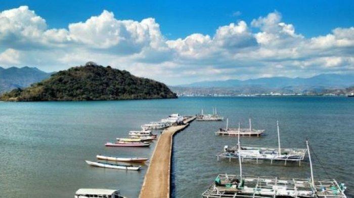 Pulau Kambing di Bima, difoto dari Dermaga Desa Bajo Kabupaten Bima yang jaraknya hanya 5-7 menit menggunakan boat kecil. Pulau Kambing merupakan salah satu destinasi wisata tersembunyi yang terletak di tengah perairan Teluk Bima, Nusa Tenggara Barat.