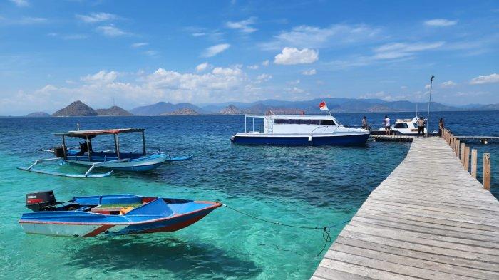 PASERANG ISLAND - Pemandangan di dermaga kapal di Pulau Paserang, Kabupaten Sumbawa Barat, NTB. Paket wisata Paserang Island sangat cocok untuk diving, snorkeling maupun swimming karena memiliki ribuan jenis biota laut.