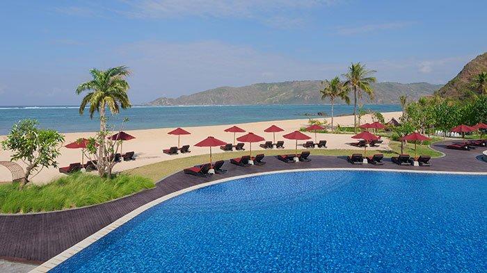 Pemandangan kolam renang dan laut dari Lobby Lounge Pullman Lombok Mandalika Beach Resort.