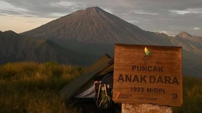 BUKIT SEMBALUN : Puncak Bukit Anak Dara. Bukit Anak Dara merupakan salah satu destinasi pendakian yang kian populer di kalangan pecinta alam. Terletak di Desa Sembalun, Kabupaten Lombok Timur, Nusa Tenggara Barat, bukit ini menawarkan panorama luar biasa yang bisa dinikmati dari ketinggian.