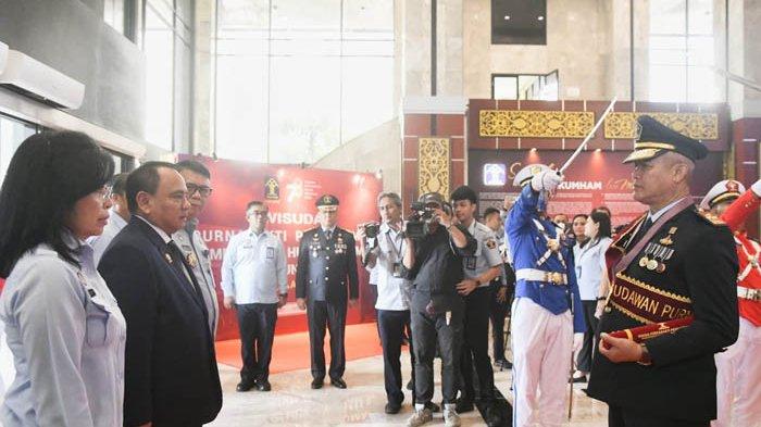 Sekretaris Jenderal Kemenkumham, Komjen Pol. Andap Budhi Revianto dalam upacara wisuda bagi pegawai Kemenkumham yang memasuki masa purnabakti di Graha Pengayoman Kemenkumham, Jakarta, Senin 7 Agustus 2023. Dalam periode 1 September 2022 - 1 Agustus 2023 tercatat 1.288 pegawai yang pensiun.