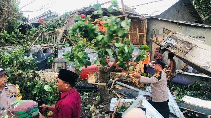 Angin puting beliung terjang Desa Menceh Lombok Timur, 40 KK terdampak