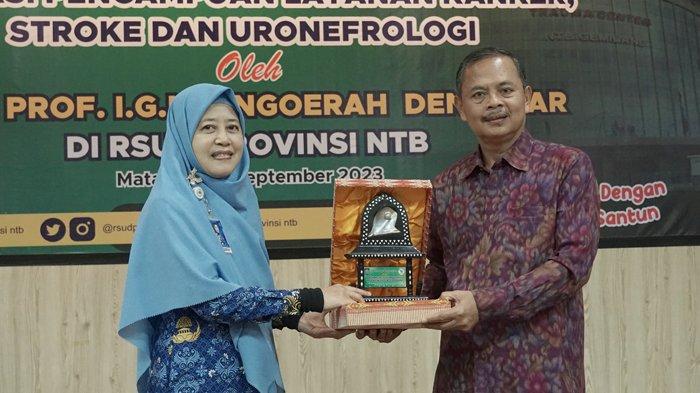 Wadir Pelayanan RSUD Provinsi NTB Hj Qomarun Islamiati (kiri) memberikan cendera mata kepada Dirut RSUP Prof I Gusti Ngurah Ngoerah Bali dr I Wayan Sudana.