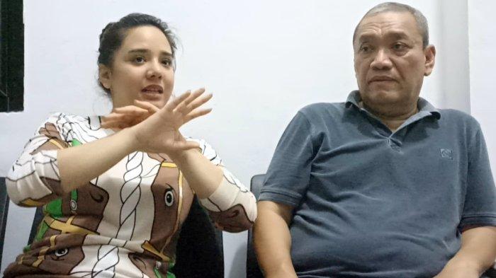 Wakil Ketua Komisi I DPR RI Dapil NTB Haji Bambang Kristiono (kanan) bersama putrinya Rannya Agustyra Kristiono (kiri), saat membahas pencalonan anaknya untuk maju di Pileg DPR RI, Jumat (14/4/2023).