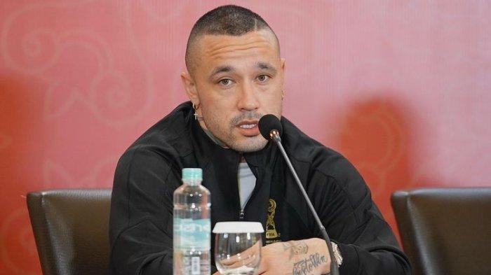 Mantap pemain AS Roma asal Belgia, Radja Nainggolan saat memberikan pesan kepada para pemain timnas Indonesia jelang Piala Dunia U17 2023.