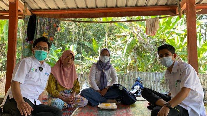 Kader TBC Puskesmas Rarang saat menjumpai Ibu Raenah (52) di berugak rumahnya di Desa Lando, Kecamatan Terara, Lombok Timur. Raenah adalah  pasien TBC yang sudah sembuh.