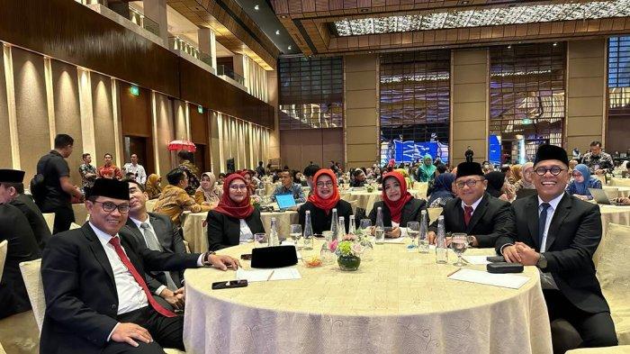 Kakanwil Kemenkumham NTBm Parlindungan, Kepala Divisi Pelayanan Hukum dan HAM Ignatius MT Silalahi engikuti Rapat Kerja Teknis Pelayanan AHU serta Pelantikan dan Pengambilan Sumpah Jabatan Pengganti Antar Waktu Majelis Pengawas Wilayah Notaris di Ballroom Grand Hyatt Hotel, Bali, Rabu (29/11/2023).