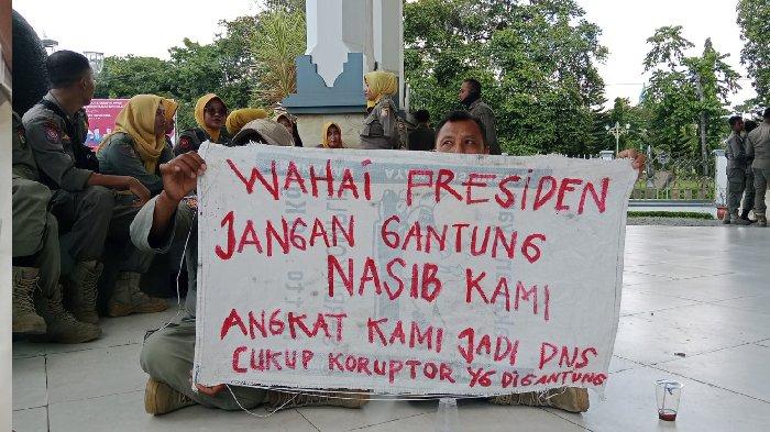 Ratusan anggota Satpol PP Lombok Timur saat mendatangi kantor DPRD, Rabu (8/1/2025).