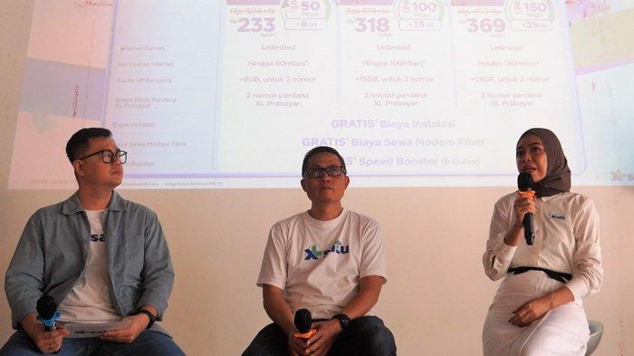 Group Head Home Product Marketing XL Axiata, Rendhita Istimarini Putri (kanan) dan Group Head XL Axiata East Region, Dodik Ariyanto (Tengah) memberikan pemaparan produk XL SATU Fiber pada saat launching di Mataram, Selasa (12/9/2023).