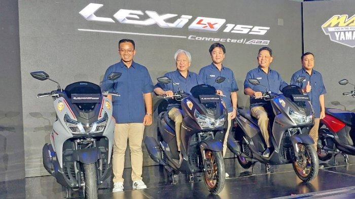 Presiden Direktur Yamaha Motor Indonesia Dyonisius Beti didampingi jajaran direksi memperkenalkan Yamaha Lexi Lx 155 di Hallf Patiunus, Jakarta Selatan, Jakarta, Jumat (12/1/2024).