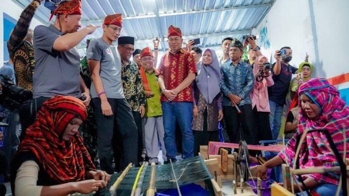 Menparekraf Sandiaga Uno melihat proses pembuatan kain tenun khas Bima yang digunakan untuk Rimpu, pada Jumat (26/4/2024).
