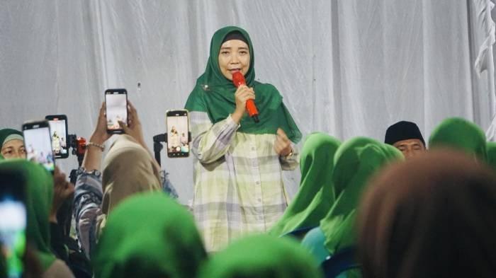 Calon gubernur NTB Hj Sitti Rohmi Djalilah saat menyapa warga Bima - Dompu, beberapa waktu lalu.