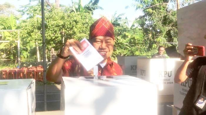Penjabat (Pj) Wali Kota Bima, H Mohammad Rum bersama istri HJ Dewi Wahyuni di TPS 01 Kelurahan Rabadompu Barat, Kecamatan Raba, Kota Bima, Rabu (14/2/2024)