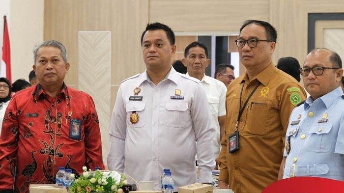 Kepala Kantor Wilayah Kemenkumham NTB, Romi Yudianto bersama jajarannya mengikuti sosialisasi Undang-undang Nomor 1 Tahun 2023 tentang Kitab Undang-undang Hukum Pidana, Rabu 9 Agustus 2023.