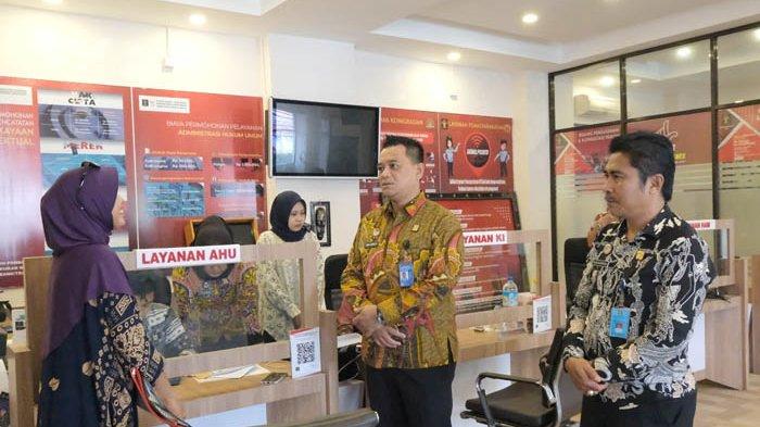 Kepala Kantor Wilayah Kementerian Hukum dan HAM NTB, Romi Yudianto  menyerahkan sertifikat apostillle perdana yang dicetak kepada pemohon bernama Desi, Kamis 3 Agustus 2023.