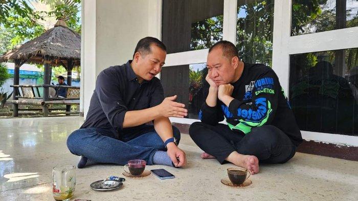 Anggota DPR RI 3 Periode Rudi Mbojo bertemu kembali dengan Mantan Dubes RI untuk Turki Lalu Iqbal di Kauman, Praya, Lombok Tengah, Minggu (25/5/2024).
