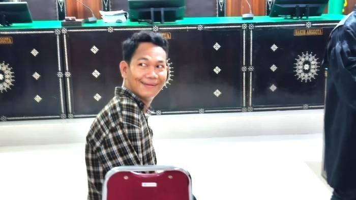 SIDANG TUNTUTAN - Terdakwa kasus dugaan pelecehan seksual I Wayan Agus Suwartama saat menjalani sidang tuntutan di Pengadilan Negeri Mataram, Senin (5/5/2025).